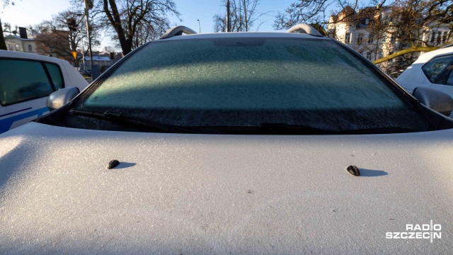 Mroźny poranek w Zachodniopomorskiem. Gdzieniegdzie może być ślisko. Na trasy wyjechał sprzęt zimowy.