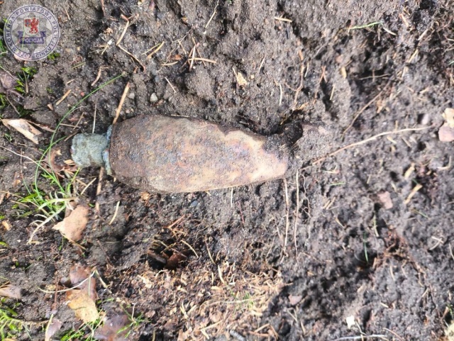 Ostatnio w Goleniowie - teraz w rejonie Bobolic. Policjanci zabezpieczali miejsce znalezienia niewybuchu z czasów II wojny światowej.