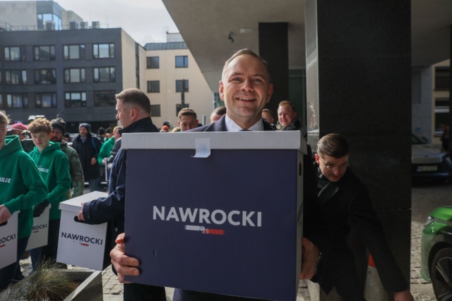 Karol Nawrocki złożył w Państwowej Komisji Wyborczej podpisy pod swoją kandydaturą na Prezydenta RP.