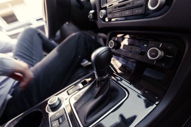 Nowoczesne technologie motoryzacyjne nieustannie ewoluują, a jednym z kluczowych elementów są zaawansowane skrzynie automatyczne. Zapewniają one nie tylko komfort jazdy, ale również wpływają na ekonomię prowadzenia. Wybór odpowiedniego modelu z automatyczną skrzynią może wpłynąć na codzienne doświadczenia z jazdy oraz koszty eksploatacji. Zaawansowane technologie przekładniowe to połączenie wydajności, oszczędności i przyjemności.