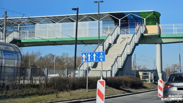Opóźnia się remont wind na kładce przy ul. Hangarowej w Szczecinie. Od miesiąca przy budowli, jezdnia jest ograniczona do dwóch pasów, prace miały się zakończyć w połowie marca.
