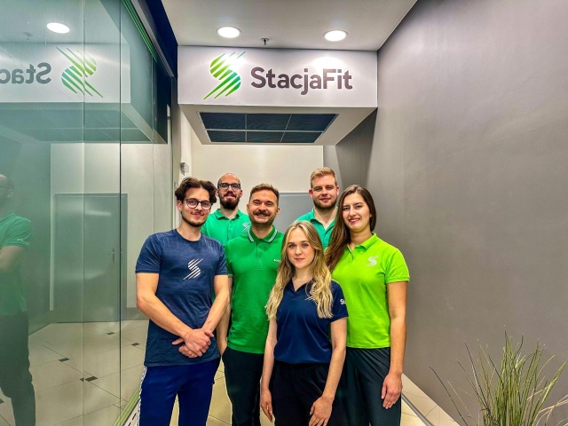 Współczesny tryb życia, szczególnie w dużych miastach takich jak Szczecin, stawia przed nami liczne wyzwania. Siedząca praca, stres, brak czasu na regularną aktywność fizyczną - to czynniki, które negatywnie wpływają na nasze zdrowie i samopoczucie. Coraz częściej zmagamy się z bólami kręgosłupa, problemami z postawą, nadwagą, a także chronicznym zmęczeniem. Jednocześnie rośnie świadomość, że kluczem do dobrej kondycji nie jest jedynie doraźne leczenie dolegliwości, ale przede wszystkim profilaktyka i holistyczne podejście do zdrowia. To podejście, które uwzględnia nie tylko aspekt fizyczny, ale także psychiczny i dietetyczny, zyskuje na popularności. Mieszkańcy Szczecina coraz częściej poszukują miejsc, które oferują kompleksowe wsparcie w dążeniu do lepszej formy - i to nie tylko w kontekście sportu, ale również zdrowego stylu życia.