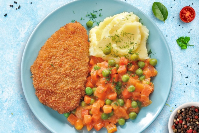 Szukasz sprawdzonego sposobu na obiad w mniej niż kwadrans Skuś się na gotowe dania obiadowe. Producenci posiłków do odgrzania stawiają na różnorodność swoich propozycji i dbają o ich wysoką jakość. Co zdecydowało o popularności takiego rozwiązania Która oferta jest zdecydowanie najsmaczniejsza My stawiamy na gotowe dania obiadowe U Jędrusia. Sprawdź, dlaczego