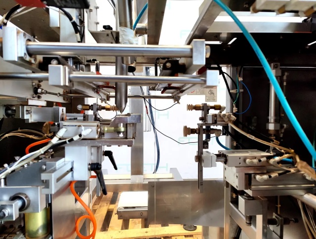 Kapsułkarka stanowi niezbędne rozwiązanie w wielu obszarach przemysłu - zwłaszcza tych, w przypadku których ma znaczenie wydajność produkcji, precyzja i kontrola jakości. Poznaj najpopularniejsze typy tej maszyny, zasadę jej działania oraz zastosowanie.