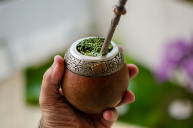 Yerba mate to napój, który zdobył popularność na całym świecie dzięki swojemu unikalnemu smakowi i właściwościom pobudzającym. Choć wiele osób sięga po niego z powodu mody, historia yerba mate jest znacznie głębsza i bogatsza. W artykule przedstawimy, skąd wzięła się yerba mate, jakie ma znaczenie kulturowe oraz dlaczego tak chętnie sięgamy po ten napój.