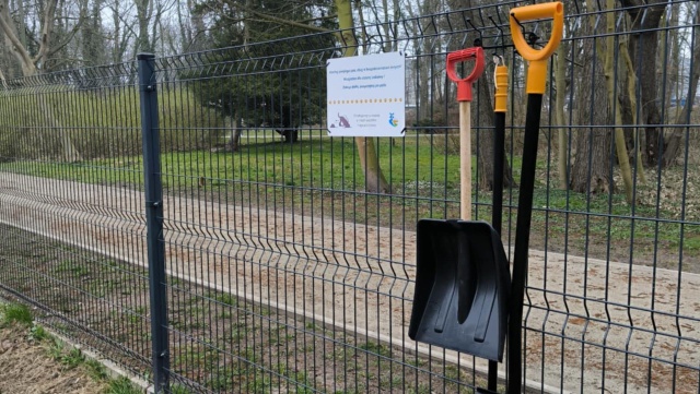 Zakop dołki, posprzątaj po psie. Na wybiegu dla psów w Parku Zdrojowym w Świnoujściu pojawiły się narzędzia.