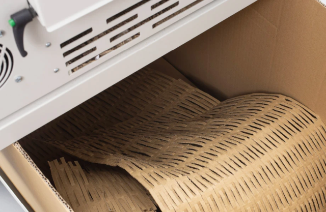 Brak stabilizacji wewnątrz przesyłki to najczęstszy powód uszkodzeń produktów podczas transportu. Nacinarka do kartonu, wykorzystywana do produkcji ekologicznych wypełniaczy, eliminuje ten problem, przekształcając zużyte opakowania w praktyczne materiały amortyzujące. Jak działają tego typu urządzenia i jakie korzyści mogą przynieść Twojej firmie