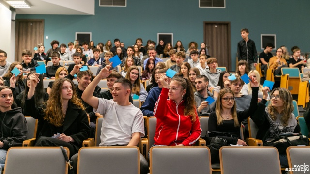 W tych wyborach wygrała partia niebieskich, czerwonym nie udało się zdobyć większości mandatów - bo byli nieobecni. Chodzi o wybory, które odbyły się w ramach edukacyjnych warsztatów z okazji Dnia Konstytucji na Wydziale Prawa i Administracji Uniwersytetu Szczecińskiego.