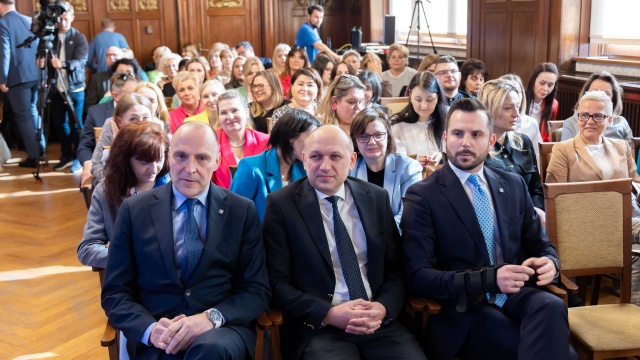 Chcemy, żeby szkoły w Zachodniopomorskiem otwierały się na dzieci ze spektrum autyzmu - o tym jak uczniom ze szczególnymi potrzebami zapewnić odpowiednie warunki dyskutowali m.in. przedstawiciele oświaty podczas konferencji w Zachodniopomorskim Urzędzie Wojewódzkim.