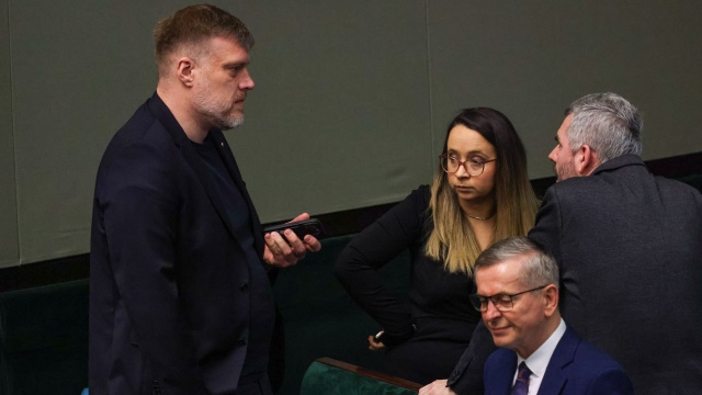 Partia Razem zwróci się do prezydenta o weto dla obniżenia składki zdrowotnej. Ustawę przyjął wczoraj Sejm, teraz trafi do Senatu. Na zmianach skorzystają wszystkie osoby rozliczające się według skali podatkowej oraz przedsiębiorcy płacący podatek liniowy.