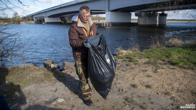 Wędkarze, rybacy, żołnierze i mieszkańcy Szczecina zebrali się w 6 różnych lokalizacjach na terenie miasta, żeby posprzątać brzeg rzeki z zalegających śmieci i zwrócić uwagę na ochronę środowiska.