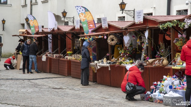 Smaki regionu, świąteczne ozdoby i degustacje - na dziedzińcu Zamku Książąt Pomorskich w Szczecinie trwa kiermasz wielkanocny.