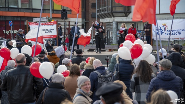 Tak dla edukacji, nie dla deprawacji - rodzice i nauczyciele po raz kolejny protestowali w sobotę w Szczecinie przeciwko wprowadzeniu do szkół przedmiotu edukacja zdrowotna.