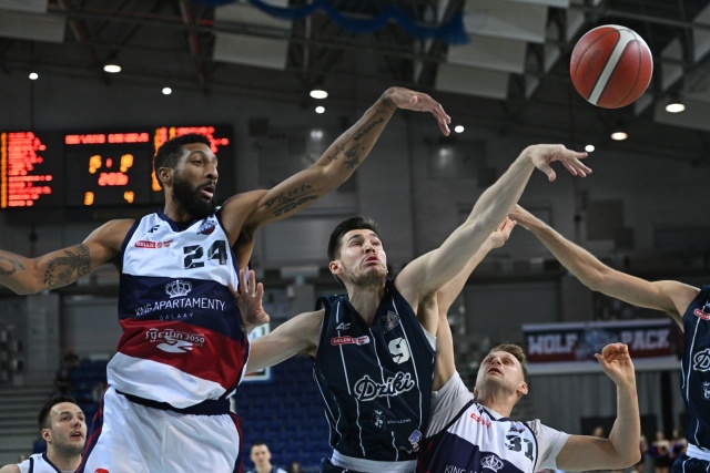 Koszykarze Kinga wygrali, po dogrywce, z Dzikami Warszawa 105:100 w 24 kolejce rozgrywek. To trzecie z rzędu zwycięstwo w Orlen Basket Lidze.