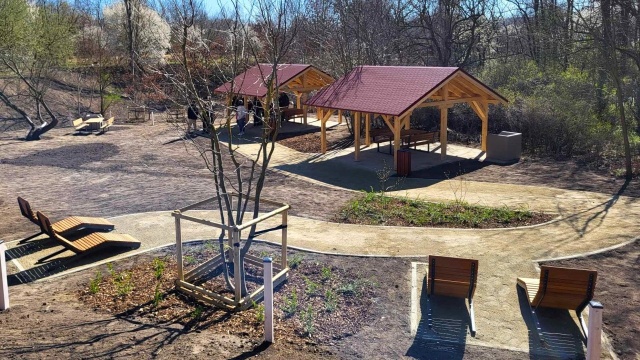 Mieszkańcy szczecińskiego Prawobrzeża mogą przygotowywać się już do sezonu grillowego. Na niezagospodarowanym wcześniej terenie - pomiędzy ulicami Botaniczną i Szymborskiej - powstała polana grillowa.