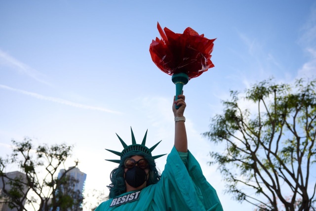Setki tysięcy osób maszerowały i gromadziły się w demonstracjach przeciwko działaniom prezydenta Donalda Trumpa. To jak dotąd największy ogólnokrajowy protest od czasu objęcia urzędu przez kandydata republikanów.