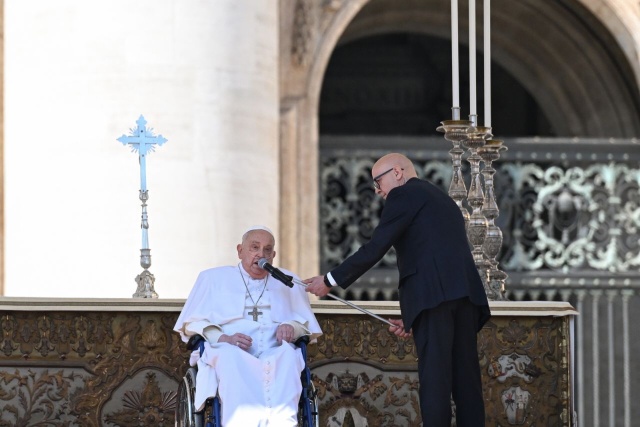 Papież Franciszek przywitał i pobłogosławił wiernych na placu świętego Piotra na zakończenie mszy świętej, odprawionej z okazji Jubileuszu Chorych i Służby Zdrowia.