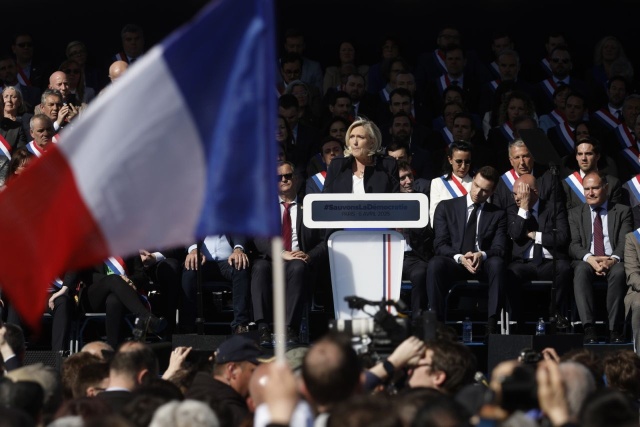 Walczymy o prawa obywatelskie - powiedziała Marine Le Pen podczas wiecu w Paryżu.