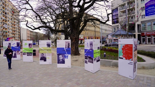 Dwa tygodnie temu ekspozycja została zdewastowana. Szczecińskiemu oddziałowi Instytutu Pamięci Narodowej zależało, by wystawa powróciła na plac przed obchodami 85. rocznicy Zbrodni Katyńskiej, która przypada 13 kwietnia.