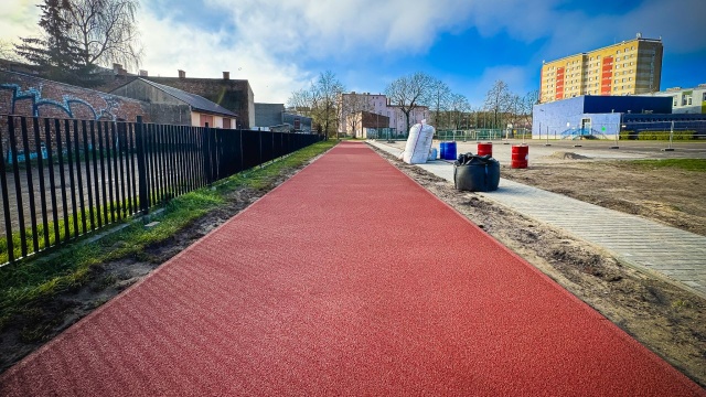 230 tysięcy złotych kosztowała nowa bieżnia w Stargardzie. Prace właśnie się zakończyły, inwestycja powstała przy Szkole Podstawowej nr 1.