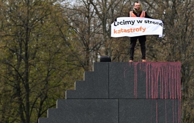 Około godziny 10.30. mężczyzna wszedł na konstrukcję i wylał farbę. Na razie nie wiadomo, jakie były motywacje sprawcy.