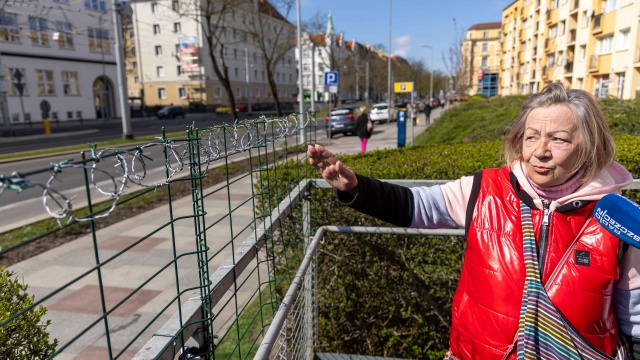 Ludzie codziennie załatwiali się przy rampie, pili alkohol i krzyczeli - mówi mieszkanka bloku w centrum Szczecina, której zabezpieczenie prywatnej rampy podjazdowej dla niepełnosprawnego syna - wywołało dyskusje w mediach społecznościowych.