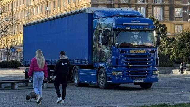 Podwykonawca nie miał zgody na parkowania TIR-a na szczecińskim placu Lotników - informuje Żegluga Szczecińska, odpowiedzialna za organizację wielkanocnego Jarmarku.