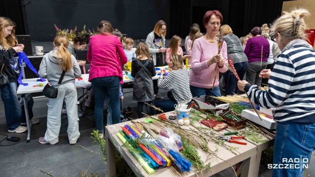 To nie tylko symbol świąt, ale też okazja do kreatywnego spędzania czasu. W szczecińskim Domu Kultury Krzemień odbyły się warsztaty robienia palm wielkanocnych.
