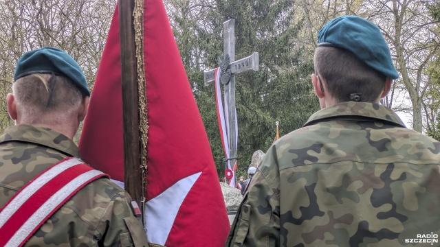 Ta zbrodnia miała pozostać tajemnicą. Przy pomniku Krzyż Katyński na Cmentarzu Centralnym w Szczecinie rozpoczęły się obchody z okazji Dnia Pamięci Ofiar Zbrodni Katyńskiej. Doszło do niej 85 lat temu.