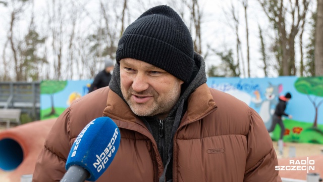 Wiosenna pogoda nad polskim morzem potrafi być kapryśna - mówią turyści. Międzyzdroje przyciągają przyjezdnych, choć ci bookując urlop w kwietniu liczyli na więcej słońca.