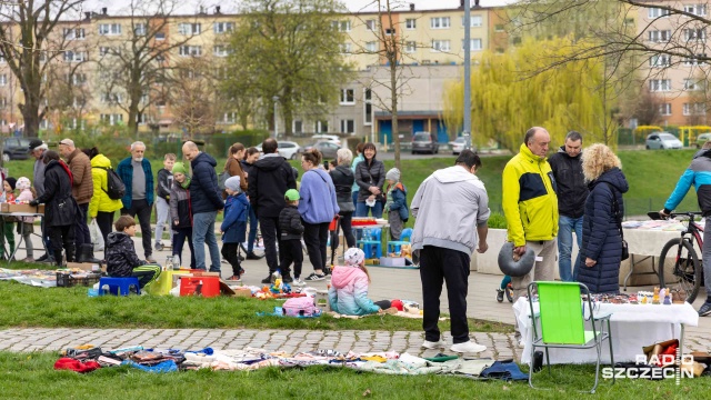 Używane zabawki, stroiki wielkanocne, ciasta czy własnoręczna biżuteria. Takie skarby można zakupić na pchlim targu na osiedlu Słonecznym.