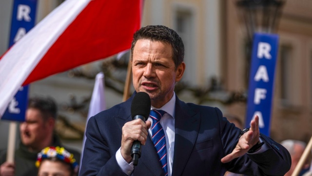 Polska potrzebuje prezydenta, który ma doświadczenie w polityce, jest niezależny i potrafi łączyć ludzi - mówił po debacie prezydenckiej w Końskich kandydat Koalicji Obywatelskiej Rafał Trzaskowski.