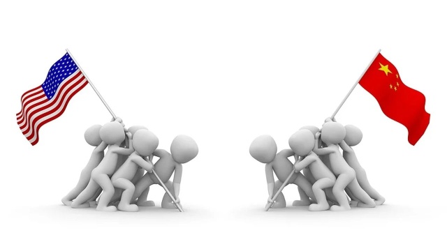 Prezydent Donald Trump wycofuje się z wysokich taryf celnych na elektronikę z Chin. Cłami nie będzie objętych ponad 20 produktów, w tym smartfony, komputery i panele telewizyjne.