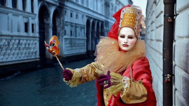 Wtorek obchodzony jest we Włoszech jako Krajowy Dzień Made in Italy. Ustanowiono go w rocznicę urodzin najwybitniejszego przedstawiciela włoskiego geniuszu - Leonarda da Vinci (1452) po to, by promować marki, produkty przemysłu i rolnictwa, rzemiosło oraz styl. Na całym świecie odbędzie się około 600 imprez promocyjnych.