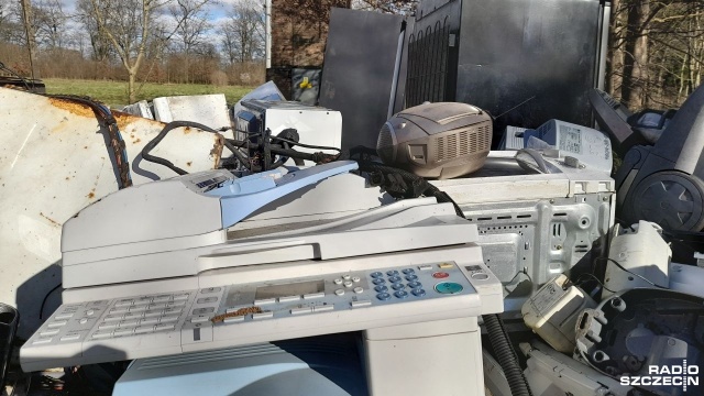 Stare pralki, żelazka, lodówki czy odkurzacze... - strażacy ochotnicy z Łoźnicy w gminie Przybiernów odbiorą i przyjmą każdą ilość elektroodpadów. Porządkują otoczenie i przy okazji zbierają fundusze na remont remizy.