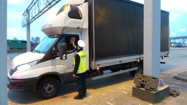 U trzech kierowców, którzy we wtorek rano opuszczali prom w Świnoujściu stwierdzono obecność alkoholu w organizmie.