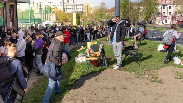 Takiej determinacji można tylko pozazdrościć. Chodzi o kibiców Pogoni Szczecin, którzy nocowali pod gołym niebem przed sklepem stowarzyszenia kibiców by zdobyć bilety na finał Pucharu Polski.