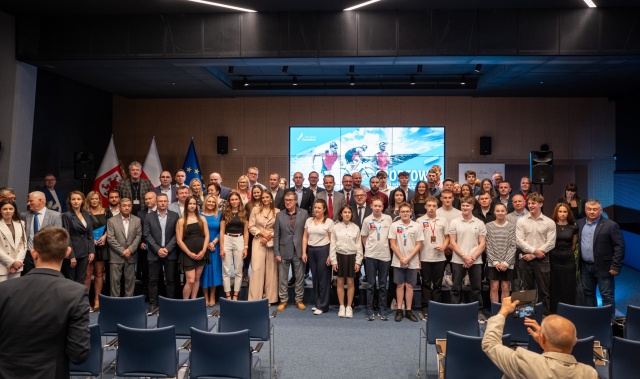 Sportowcy i trenerzy otrzymali nagrody finansowe od marszałka województwa zachodniopomorskiego Olgierda Geblewicza za swoje wyniki i osiągnięcia w ubiegłym roku. Podczas Gali Sportowe Podsumowanie Roku wyróżniono 43 osoby 26 zawodników i 17 szkoleniowców.