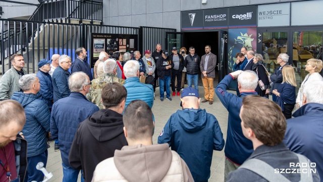 Historia Pogoni spisana na tablicach. Na stadionie imienia Floriana Krygiera miłośnicy historii szczecińskiego klubu na pewno znajdą coś dla siebie. 15 różnych zagadnień związanych między innymi z klubem, stadionem, sportowcami, działaczami i kibicami zapisano na specjalnych tablicach, które można podziwiać na klubowym obiekcie Pogoni.