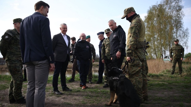 Polska daje wszelkie narzędzia, aby zapewnić skuteczną ochronę polsko-białoruskiej granicy - podkreślił w sobotę w Bobrownikach (Podlaskie) szef MSWiA Tomasz Siemoniak. Jak dodał, nic nie wskazuje na to, że agresja hybrydowa na tej granicy ustanie.