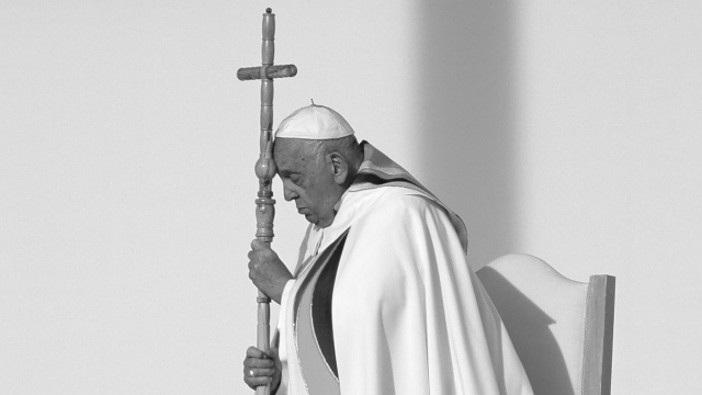 Zmarł papież Franciszek, 266. biskup Rzymu w historii Kościoła, pierwszy jezuita, a także od prawie 200 lat pierwszy zakonnik zasiadający na Stolicy Piotrowej. Był też pierwszym papieżem spoza Europy od trzynastu wieków i pierwszym pochodzącym z Ameryki Łacińskiej. Miał 88 lat.