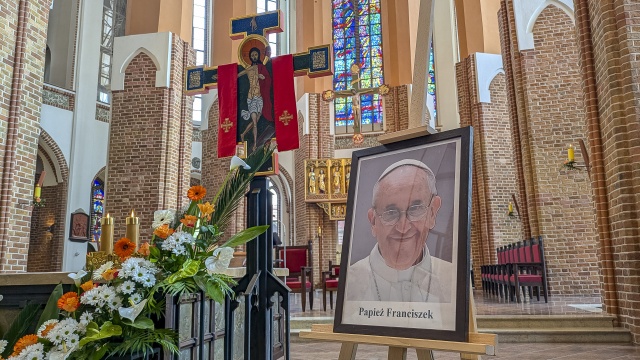 Szczecińscy wierni modlą się za zmarłego papieża.