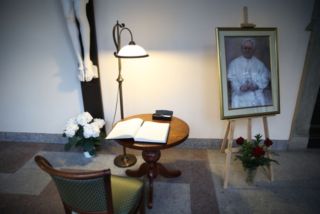 Udar mózgu, śpiączka i nieodwracalna zapaść kardiologiczna były przyczynami śmierci papieża Franciszka w poniedziałek rano - podał w oficjalnym komunikacie medycznym dyrektor watykańskiej służby zdrowia profesor Andrea Arcangeli.