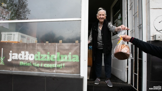 Sałatki, żurki, pieczone schaby, karkówki czy też baby i mazurki - po świątecznych wielkanocnych ucztach zamiast do śmietnika mogą i powinny trafić m.in. do szafek szczecińskiej jadłodzielni.