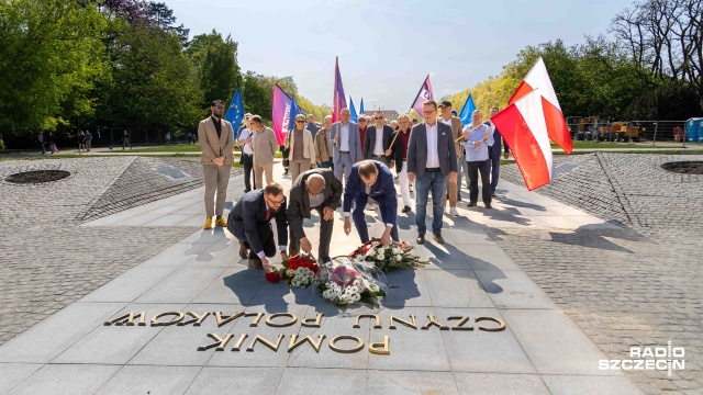 Szczecińska lewica uczciła 1-majowe Święto Pracy i 21. rocznicę wejścia Polski do Unii Europejskiej. Jej przedstawiciele złożyli kwiaty przed pomnikiem Czynu Polaków.