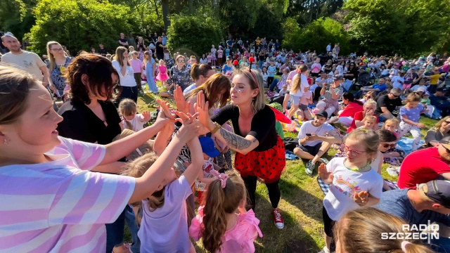 Trzy sceny i trzy przedstawienia powtarzane po trzy razy tak, żeby każdy mógł je zobaczyć.