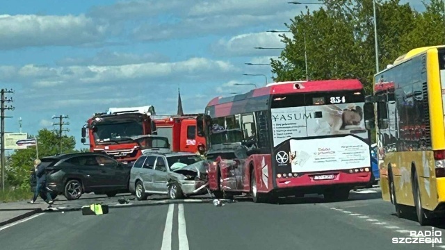 Zderzenie dwóch osobówek i autobusu w Stargardzie. Poszkodowanych jest dziewięć osób. Do zdarzenia doszło na ulicy Broniewskiego.
