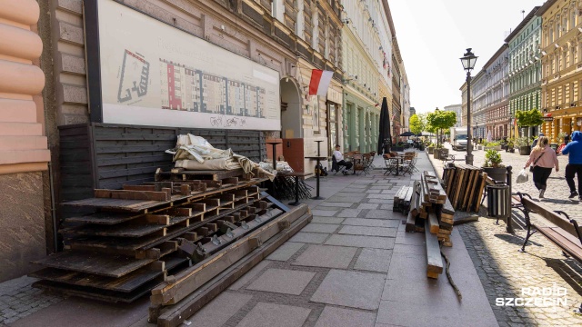 Drewniane ogródki na Deptaku Bogusława w Szczecinie to przeszłość. Ostatnia budka zniknęła we wtorek. Nowe mają spełniać wymogi przygotowane przez magistrat.