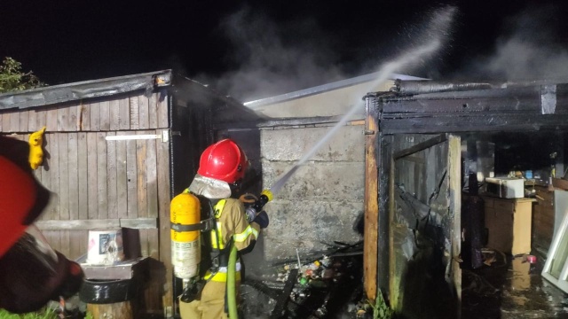 W ogniu stanęły dwa garaże i śmietniki przy ul. Fryderyka Chopina.