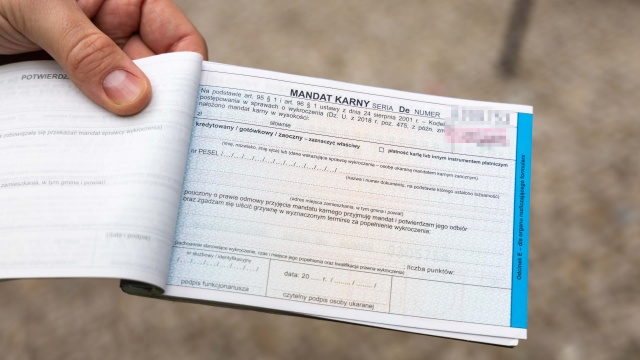 Niszczył banery wyborcze w Kołobrzegu, a wpadł, bo uchwyciła go kamera. Mężczyzna został ukarany grzywną.